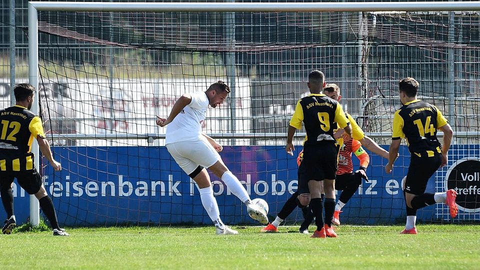 Vier Treffer in den letzten 25 Spielminuten: Kreisklassist SpVgg Pirk (weißes Trikot) machte aus einem 0:3 ein 4:3.