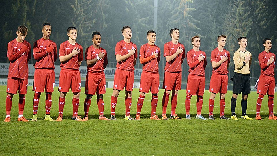 Talent Vincent Thill (ganz links, hier mit der U17 Luxemburgs) bleibt vorerst beim FC Metz - Foto: www.paulmedia.lu
