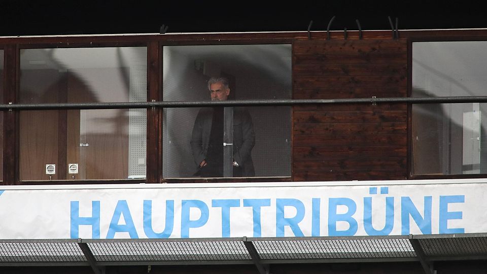 Der gesperrte Löwen-Trainer Maurizio Jacobacci verfolgte die Partie aus einer Kabine auf der  Haupttribüne.