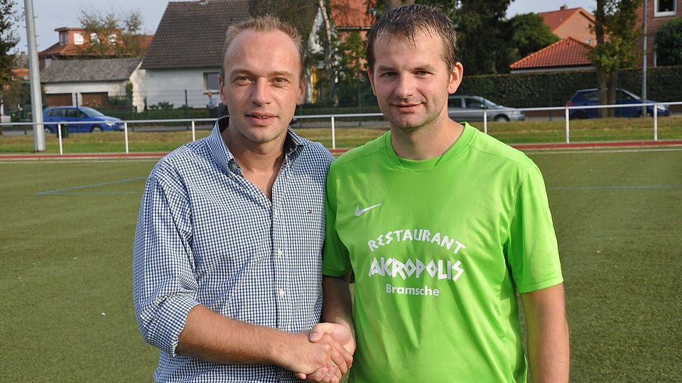 Neuer Besen auf Schüttenheide: Uwe Grafe (links) wünscht seinem Nachfolger als Trainer des TuS Engter ein glückliches Händchen und viel Erfolg. Foto: Matthias Benz