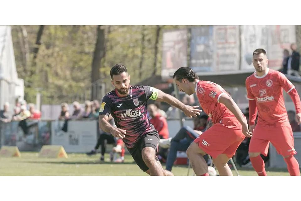 Zwar ist Gian Olizzo vor den Augen seines Teamkollegen Javier Recio-Perez (r.) vor dem Gießener Tolga Duran (l.) am Ball, dennoch muss der SC Waldgirmes in der Fußball-Hessenliga eine klare Niederlage beim FC Gießen einstecken. © Harald Friedrich