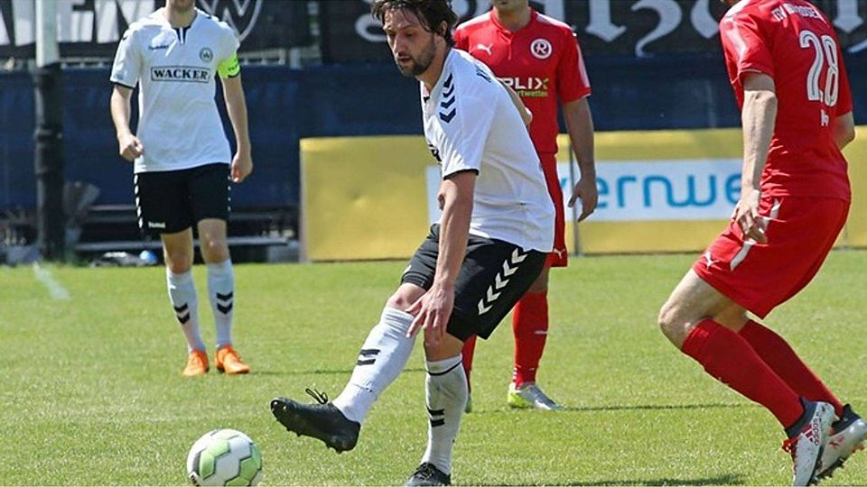 Philipp Knochner (am Ball) soll beim SV Schalding-Heining eine tragende Rolle übernehmen  Foto: Buchholz