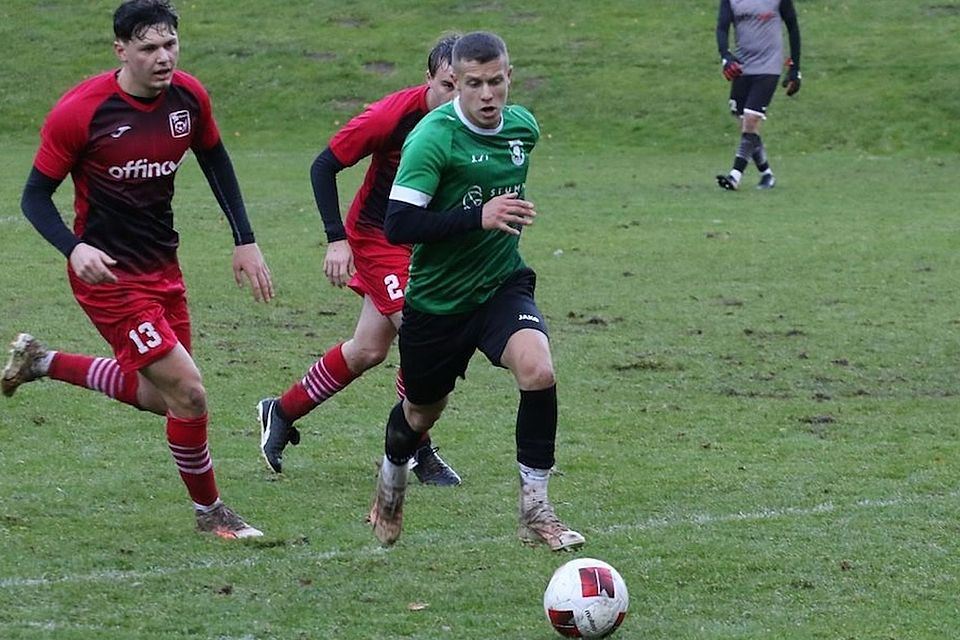 Sadik Sotanaj (am Ball) ging zwar persönlich leer aus, trotzdem hatte er nach dem 7:0-Erfolg seines BSK Olympia Neugablonz allen Grund zur Freude.