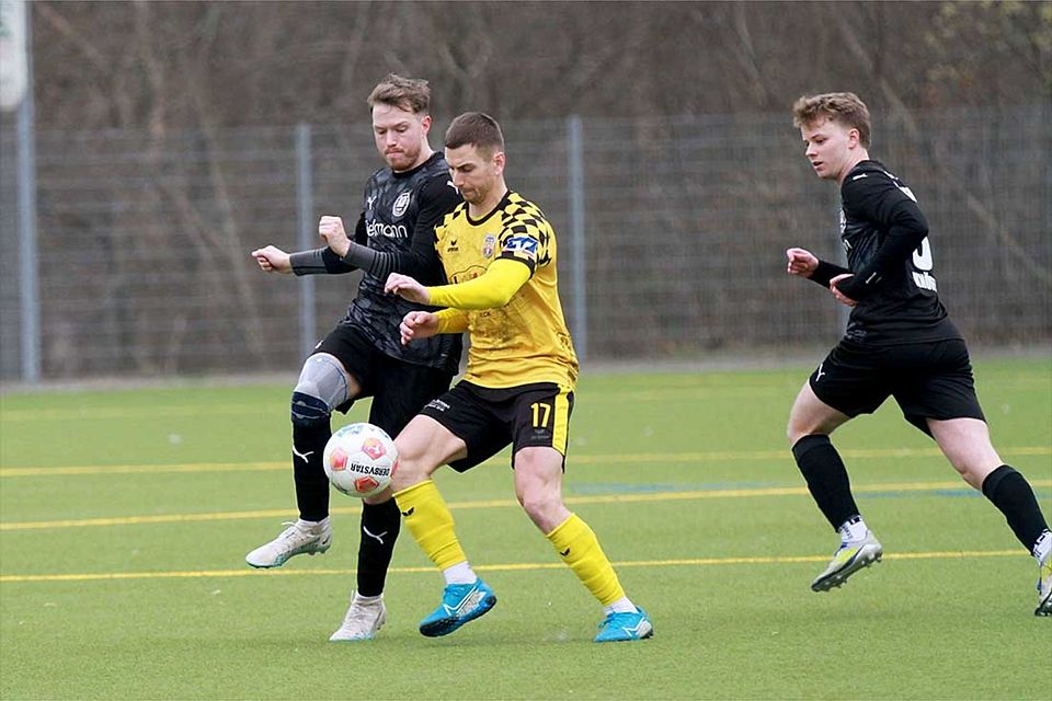 Jannik Drews (Frisia Risum-Lindholm), hier gegen Stian Waschko, lieferte sich in Heide ein Rennen mit Marvin Bruhn in der internen Torschützenliste. Jannik Drews (Frisia Risum-Lindholm), hier gegen Stian Waschko, lieferte sich in Heide ein Rennen mit Marvin Bruhn in der internen Torschützenliste.