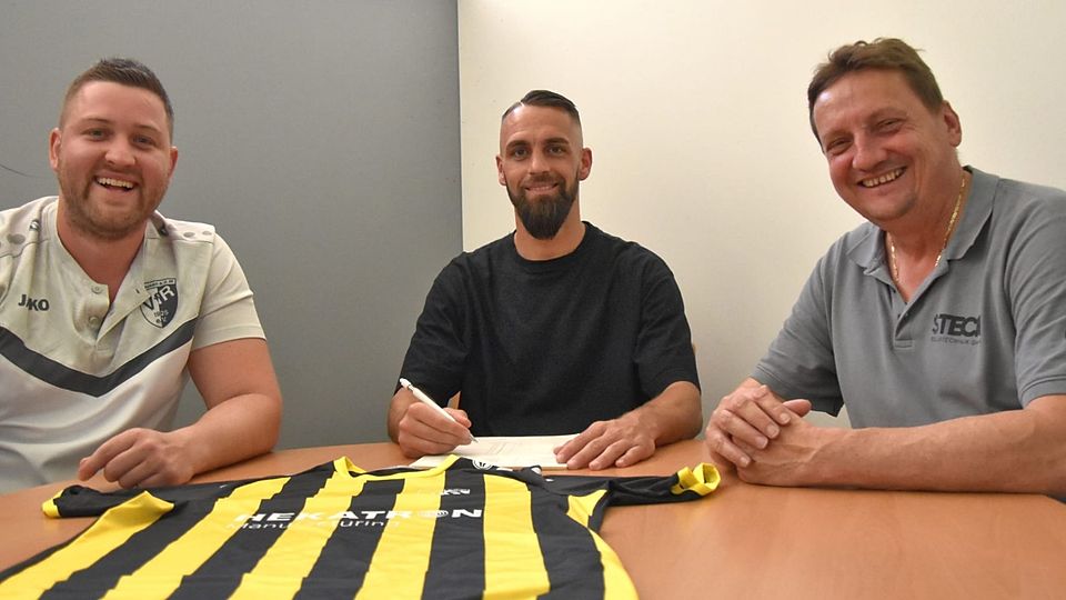 Yannick Häringer (Bildmitte) bei seiner Vertragsunterschrift in Hausen 