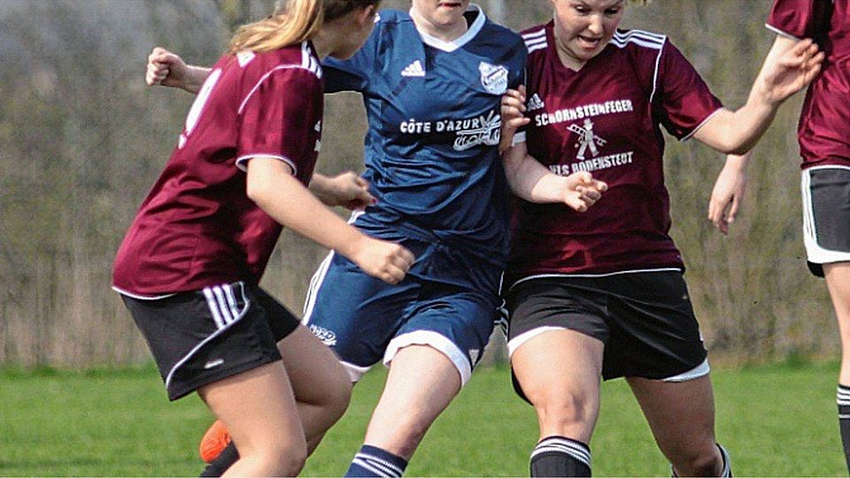 SG Glückstadt/Krempes Chantal-Marie Wittmaack  (Mitte) versucht sich vergeblich gegen die Spielerinnen der SG Wilstermarsch  Kim Sophie Kuny (l.)  und Mareike Loop durchzusetzen. gs