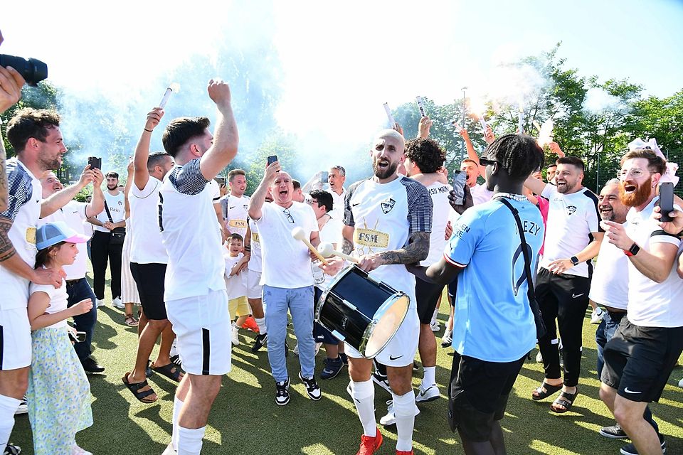 Der Jubel beim FC Aksu-Diyar-Spor kennt nach dem Aufstieg keine Grenzen mehr.