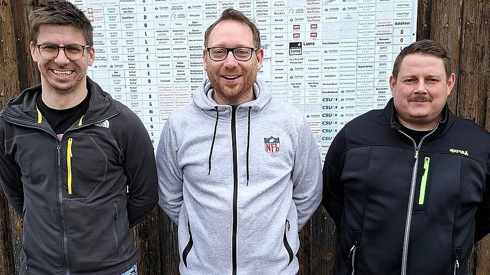 DJK-Fußballboss Stefan Trager (links) verlängerte den Vertrag mit seinen Chefcoaches Oliver Eckl (Mitte) und Martin Edenharter per Handschlag.