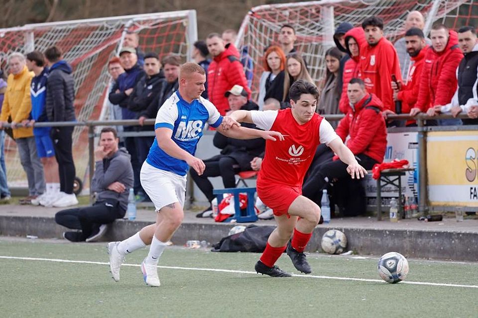 Entwischt: Die SG Modau (rechts Nurali Aslan) bot der SG Langstadt/Babenhausen (links Gian Luca Pertosa) lange Paroli, musste sich dem Spitzenreiter der Fußball-Gruppenliga aber letztlich geschlagen geben. 	Foto: Peter Henrich (HEN-FOTO)