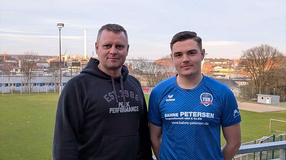 Rasmus Wunderlich und Dennis Dieck (Sportlicher Leiter TSB Flensburg).