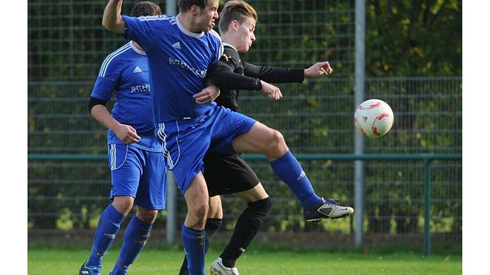 Erstmals gepunktet hat BW Papenburg II mit Dennis Groen (in Blau) gegen Eintracht Papenburg mit Andre Deredas. Foto: Dirk Hellmers