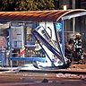 Ein Bild der Verwüstung: ein 21-jähriger, betrunkener Autofahrer kracht in die Tram-Haltestelle am Leonrodplatz.