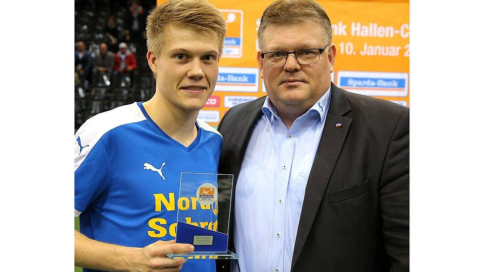 Bester Spieler des Turniers: Nicholas Holtze (Flensburg, 08, li.) mit Lars Schomaker von den Schleswiger Stadtwerken.