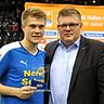 Bester Spieler des Turniers: Nicholas Holtze (Flensburg, 08, li.) mit Lars Schomaker von den Schleswiger Stadtwerken.