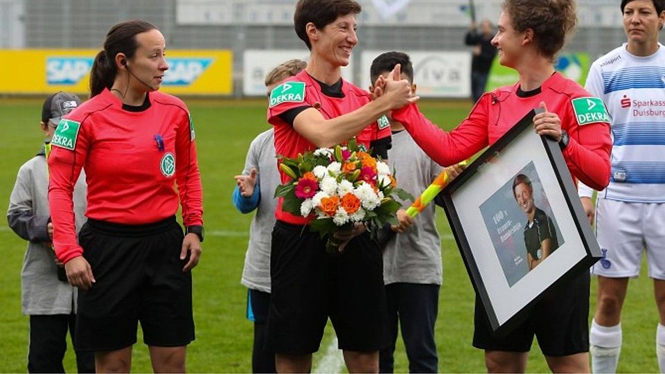 Marina Wozniak (Mitte) erhält zum 100. Bundesliga-Spiel eine besondere Überraschung. Mit dabei ihre Assistentinnen Laura Duske (re.) und Susanne Grams(li.).   Foto: Daniel Matić
