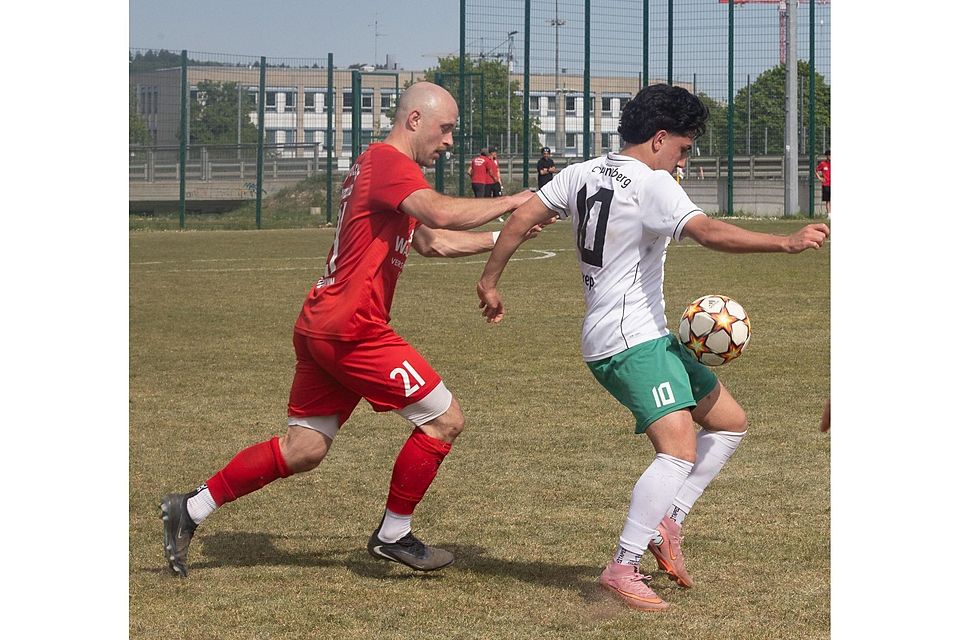 Nicht griffig genug: Der TSV Gilching-Argelsried (l. Quirin Wiedemann) konnte Penzbergs Angriffe zu selten unterbinden und musste drei Gegentore hinnehmen.