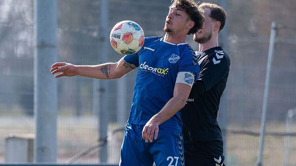Der FC Langengeisling (blau) gewinnt gegen die SpVgg Kammerberg und sammelt wichtige Punkte im Abstiegskampf.
