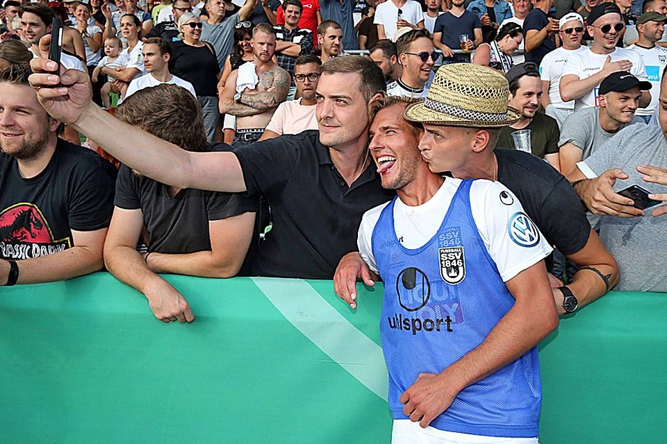Wer sich ein Erinnerungsfoto mit Vitalij Lux gesichert hat, der kann sich glücklich schätzen. Der kirgisische Nationalspieler wechselt von der Regional- in die Landesliga. Der Traum von der großen Profikarriere dürfte damit beendet sein.