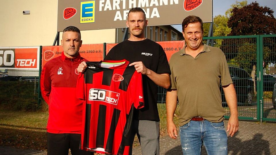 Coach Vito Lombardi (links) und Vorsitzender Jan Fahrenwald (rechts) mit Simon Schubert.