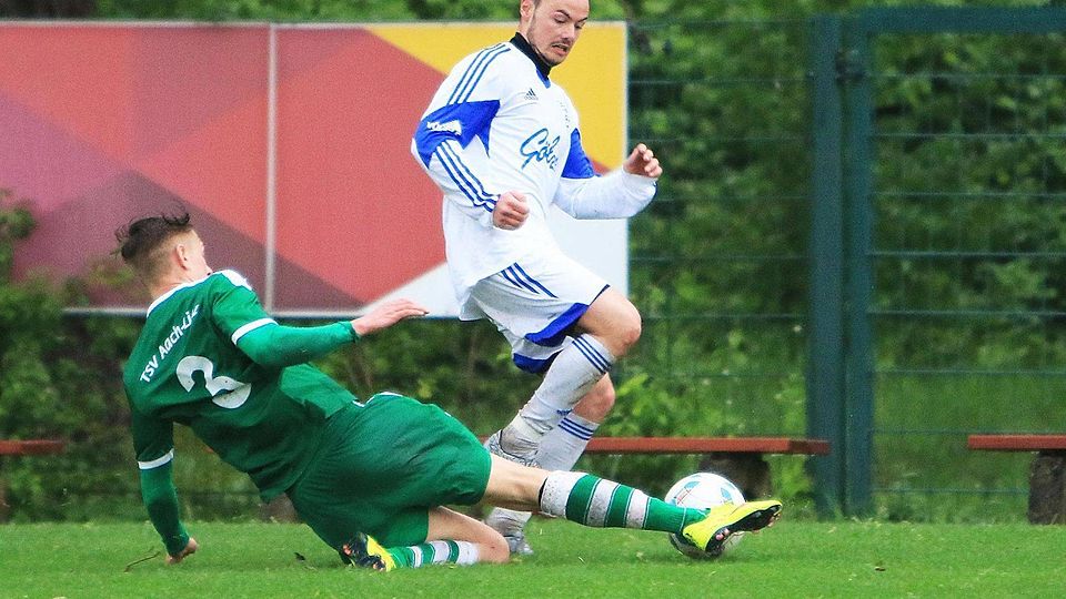 Lukas Jäger vom TSV Aach-Linz grätscht gegen Kevin Oberholzer vom SC Markdorf. Die Gehrenbergstädter setzten sich letztlich klar mit 4:0 durch und können nun am kommenden Spieltag vorzeitig ihr Meisterstück machen. Foto: Karl-Heinz Bodon