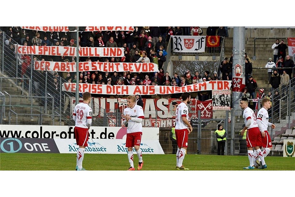 Die Jahn-Fans hatten in Unterhaching eine eindeutige Botschaft mit im Gepäck.  Foto: Eibner