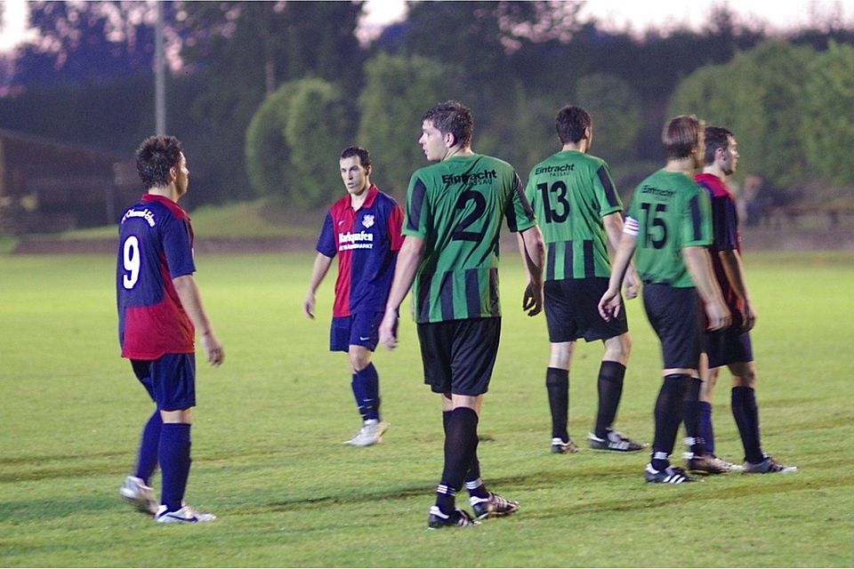 Der Blick der Eintrachtler Fussballer (in Grün-Schwarz) geht nach vorn trotz des Abschieds von AL Armin Würfl Foto : Rudolf Albilt Der Blick der Eintrachtler Fussballer (in Grün-Schwarz) geht nach vorn trotz des Abschieds von AL Armin Würfl Foto : Rudolf Albilt