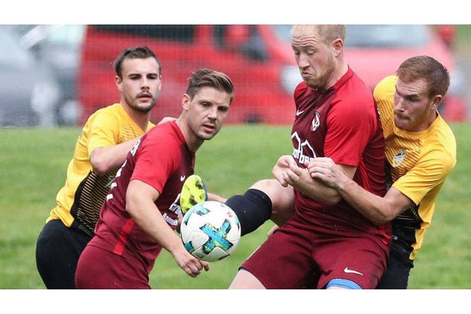 Ehingens Daniel Topolovac (vorne links) und Valentin Gombold kämpfen um den Ball gegen Altshausen. (SZ-Foto: Thomas Warnack)