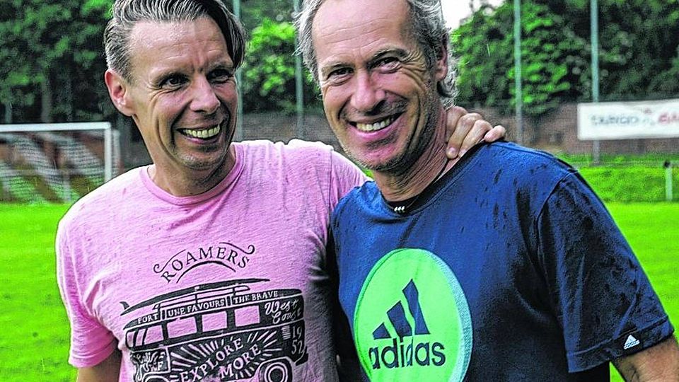 Nachdem Aufstiegscoup strahlten Trainer Winni Ronig (r.) und sein Co Michael Vieth um die Wette. Foto: Kròl