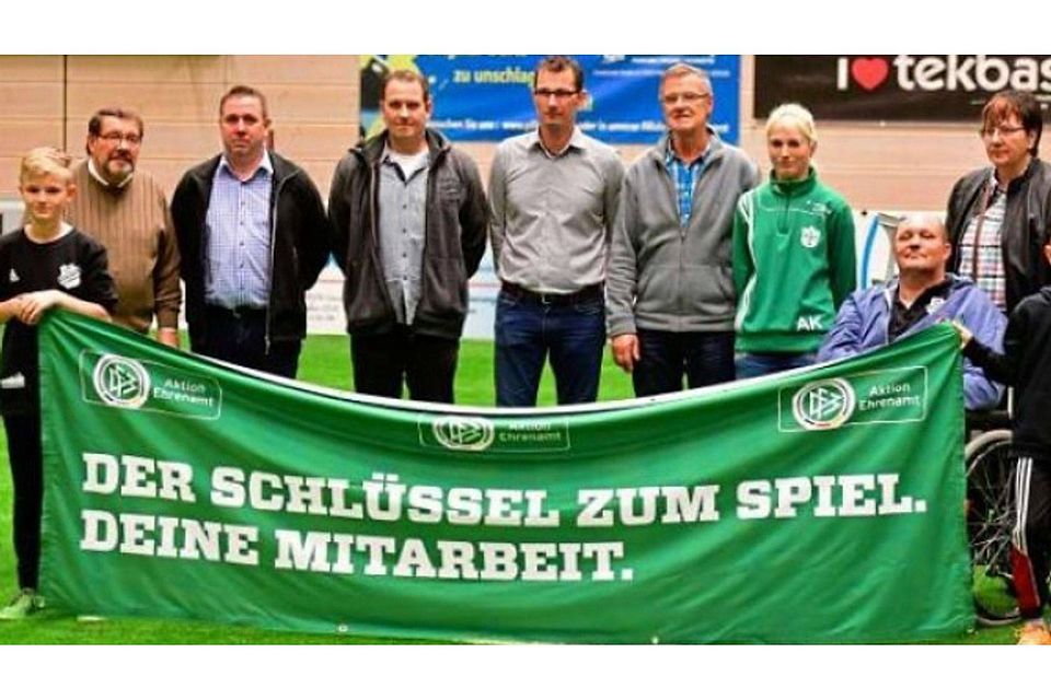 Vorbilder: der Ehrenamtsbeauftragte Peter Müller (2. von links) und die Schar der Geehrten. Foto: Helmut Kemme