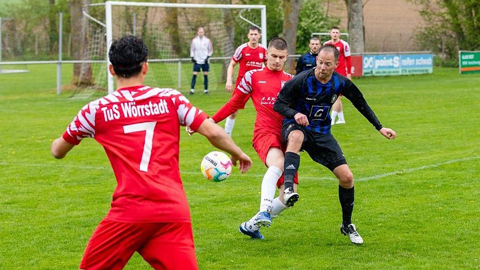 Gabriel Hanauer (rechts) und seine Gefährten von der SG Mauchenheim/Freimersheim kämpften TuS Wörrstadt nieder (links Rafael Manuel Novo und Justin Leistner.	Foto: Carsten Selak/pakalski-press