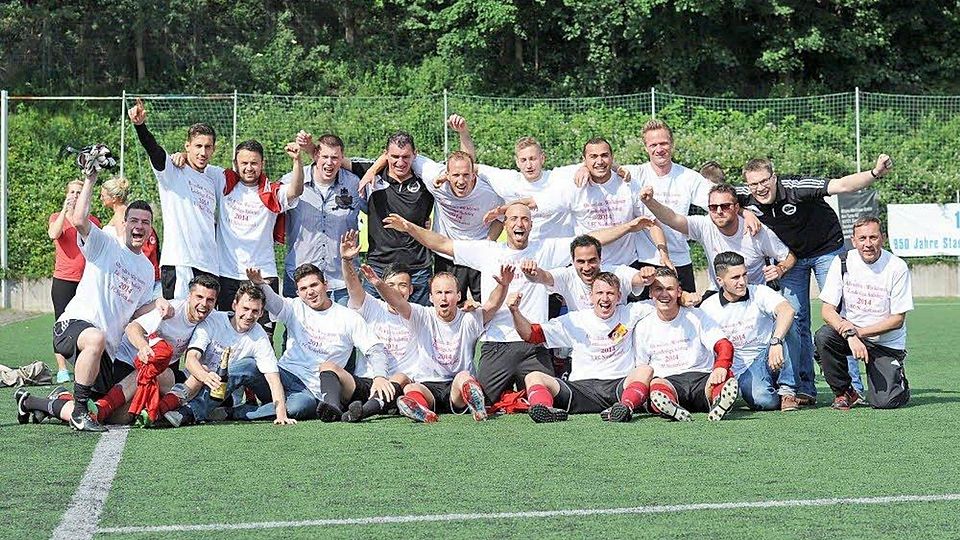 Die jubelnde Mannschaft des Landesligaaufsteigers 1. FC Niederkassel, Foto: Bilder: magro/weingarten
