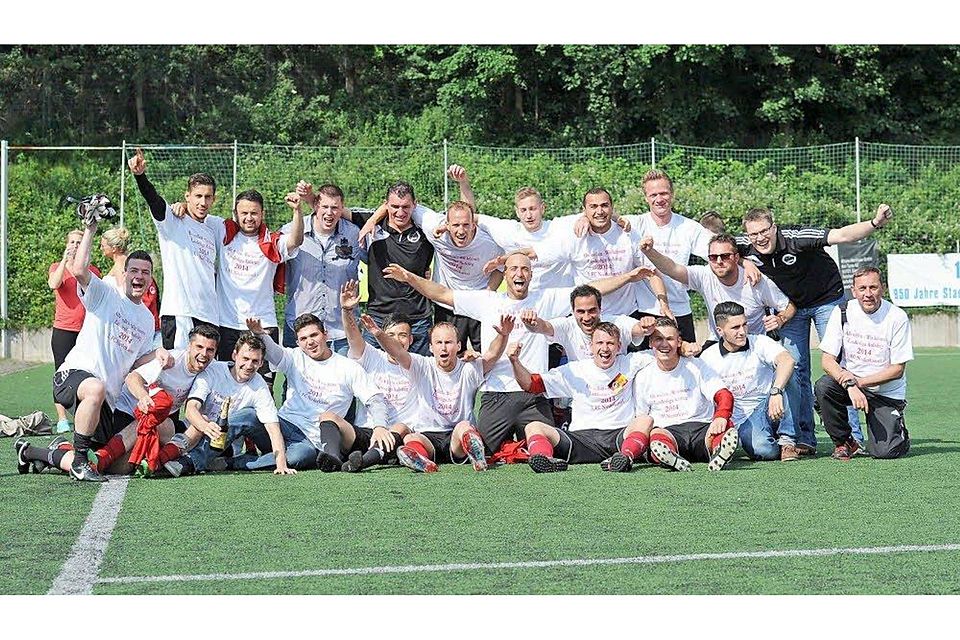 Die jubelnde Mannschaft des Landesligaaufsteigers 1. FC Niederkassel, Foto: Bilder: magro/weingarten