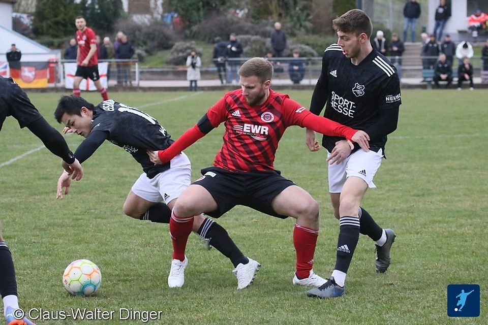 Auch im kommenden Duell mit dem FSV Jägersburg muss die TSG Pfeddersheim, hier in Person von Benjamin Himmel (rotes Trikot) wieder alles in die Waagschale werfen, um am Ende drei weitere Punkte auf dem Konto zu haben.