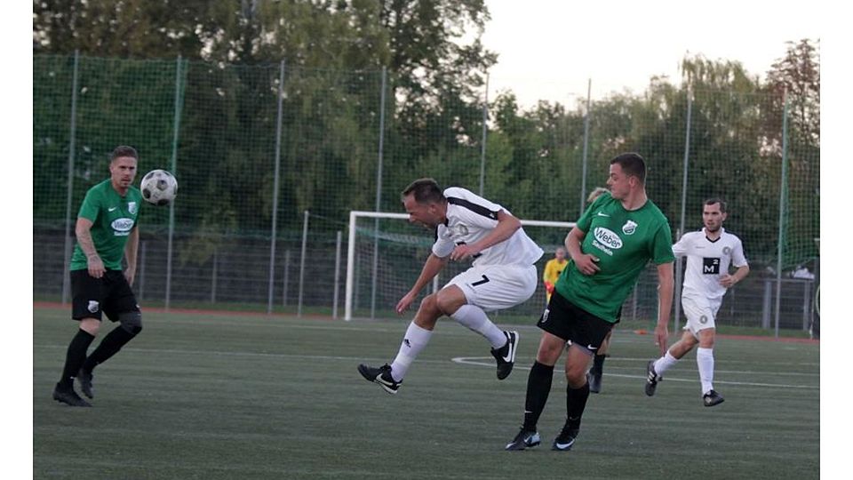 In Deckung: Während Gabriel Hanauer (weißes Trikot, SG Mauchenheim/Freimersheim) von einer Spielabsage betroffen war, feierte Spielertrainer Marco Del Pin (SG Armsheim/Flonheim) mit seinem Team einen Heimsieg gegen den SV Leiselheim.	Foto: Axel Schmitz/pakalski-press