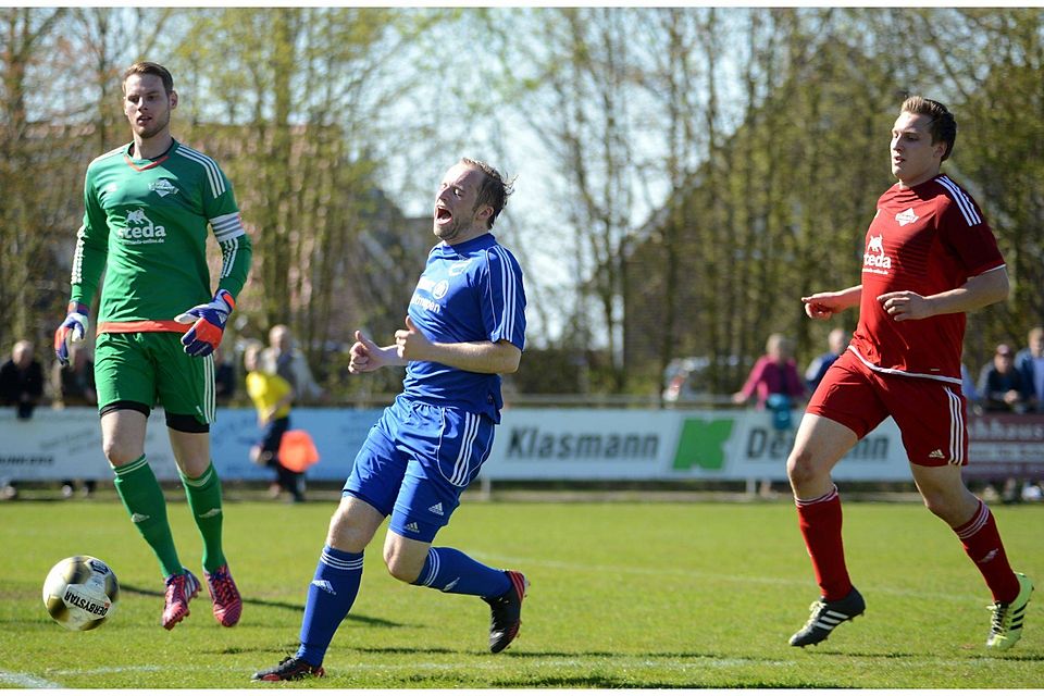 Ärgerlich: Auch zwei Tore von Stürmer Tobias Konietzko (in blau) brachten Union Meppen im Derby beim VfL Emslage nicht auf die Siegerstraße. F: Doris Leißing