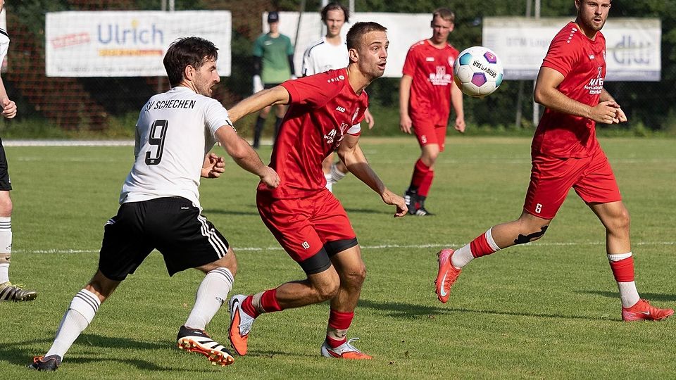 Kamen ab der 55. Minute richtig gut ins Rollen: die Aßlinger (rot, von links) Jakob Mertl und Lukas Hupfauer setzten das mutmaßliche Topteam aus Schechen unter Druck.