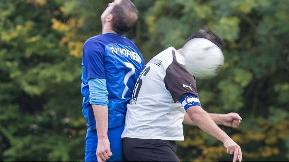 Nur ein Punkt in Hofheim: Der FC Starkenburgia (rechts Kapitän Andreas Mazzeo gegen Benjamin Wagner) versteckt sich nach dem Seitenwechsel fast.	Foto: Thorsten Gutschalk