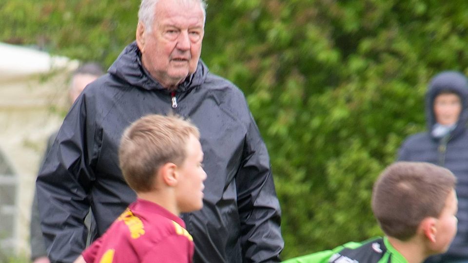 Die Liebe zum Fußball hat Julius Zinke auch nach 50 Jahren als Schiedsrichter nicht verloren. Bei Jugendspielen (hier beim Merkur CUP 2022 in Föching) war er bis zuletzt im Einsatz.