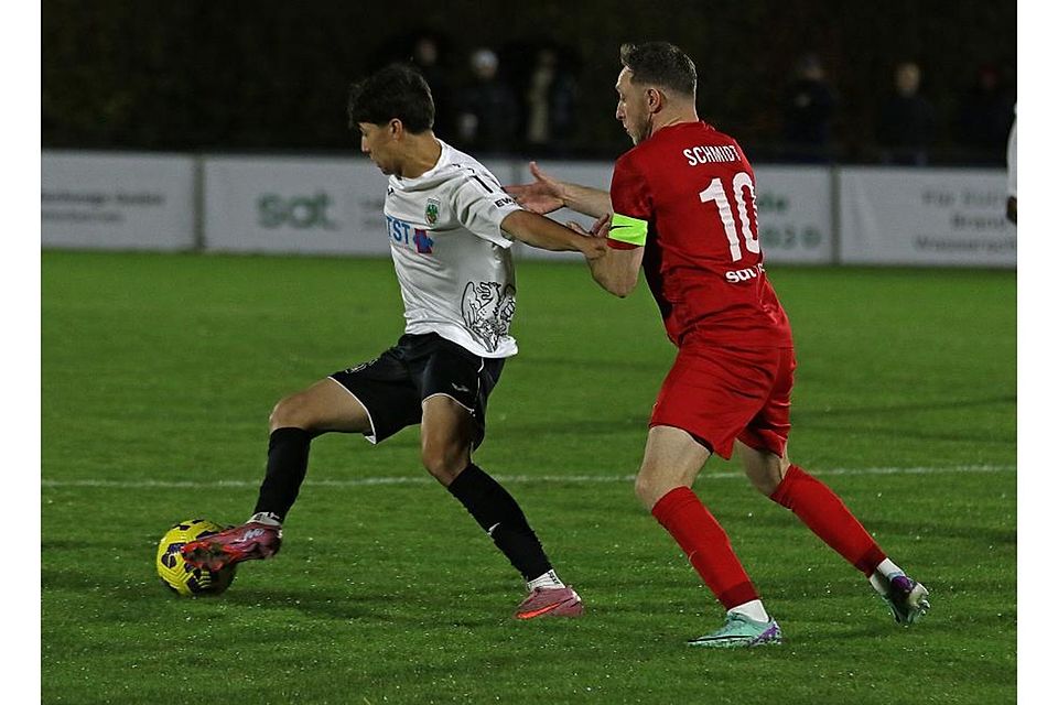 Nicht zu greifen: TSG-Kapitän Fabio Schmidt (rechts) muss Wormatias Lukas Sundin im Zweikampf ziehen lassen. Foto: Dirigo/pakalski-press Nicht zu greifen: TSG-Kapitän Fabio Schmidt (rechts) muss Wormatias Lukas Sundin im Zweikampf ziehen lassen. Foto: Dirigo/pakalski-press