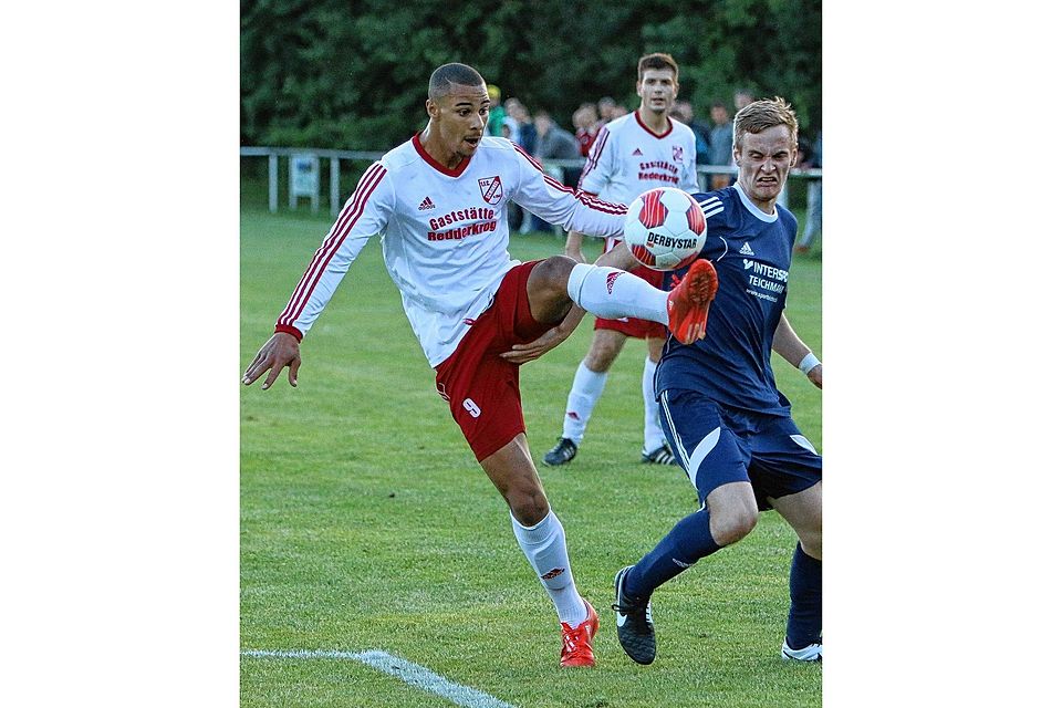 Neuzugang Simon Sam (links) möchte mit Kreisligist 1. FC Schinkel den Verbandsligisten Eckernförder SV aus dem Kreispokal schmeißen und ins Viertelfinale einziehen. Foto: Peters