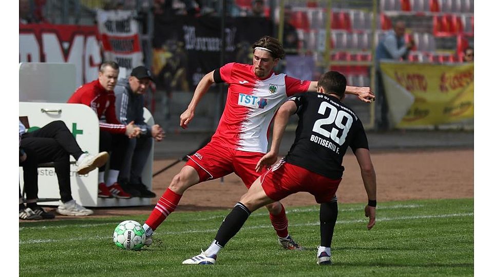 Im März 2024 debütierte Rechtsverteidiger Moritz Gotthardt (am Ball), hier gestellt von Flavius Botiseriu (SC Idar-Oberstein) für die Wormaten in der Oberliga. Er ist damit der dienstälteste Spieler im aktuellen Wormatia-Kader.	Archivfoto: Christine Dirigo/pakalski-press