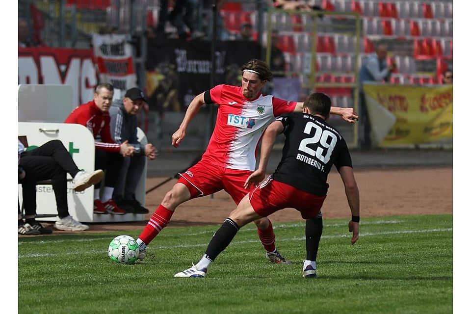 Im März 2024 debütierte Rechtsverteidiger Moritz Gotthardt (am Ball), hier gestellt von Flavius Botiseriu (SC Idar-Oberstein) für die Wormaten in der Oberliga. Er ist damit der dienstälteste Spieler im aktuellen Wormatia-Kader.	Archivfoto: Christine Dirigo/pakalski-press