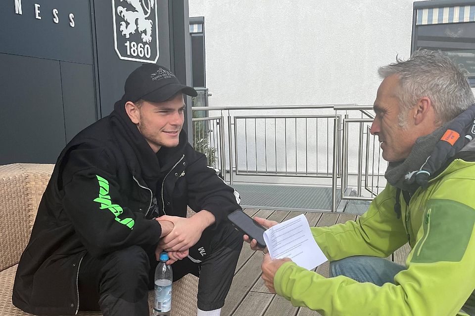 Locker vom Hocker: Torhüter David Richter beim Interview mit Sportredakteur Uli Kellner.