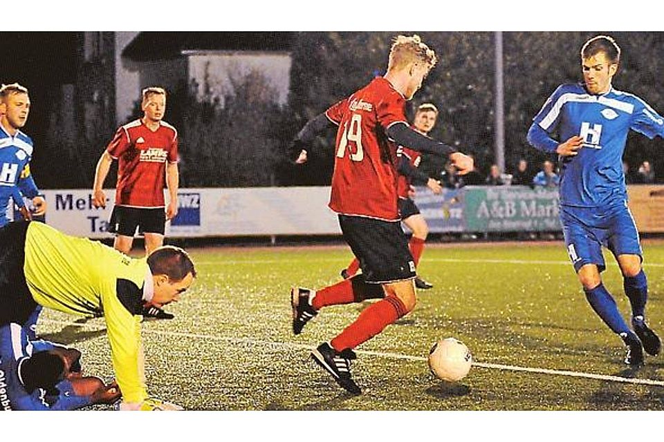 Kampf und Leidenschaft: Bernes Fußballer (rote Trikots) gaben gegen den VfB Oldenburg alles. Felix Grossmann