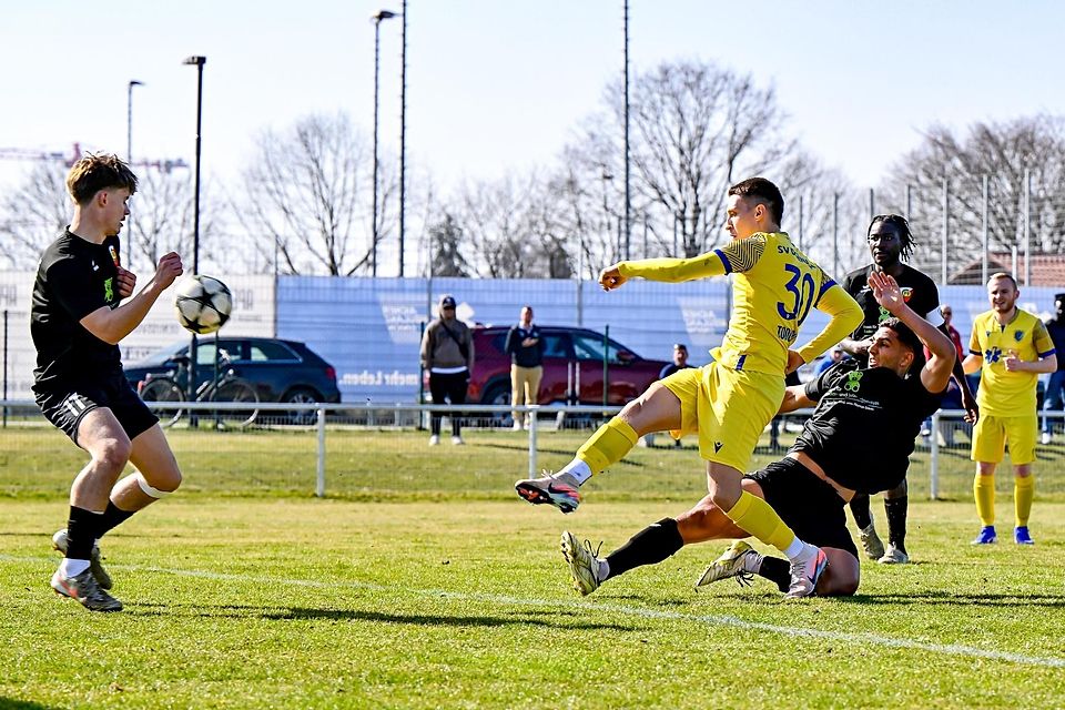Abgewehrt: Der Unterföhringer Tivadar Filotas (l.) blockt den Torschuss des Dornachers Marko Todorovic, der später die Ampelkarte sieht; Florian Orth (FCU) kommt zu spät.