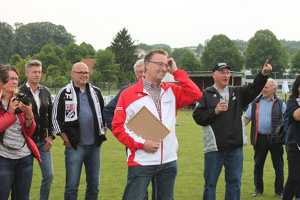 Dieter Attelman mit der Urkunde für den Kreismeister 2016. Wer wird Nachfolger des FC Stahle in der Kreisliga A.
