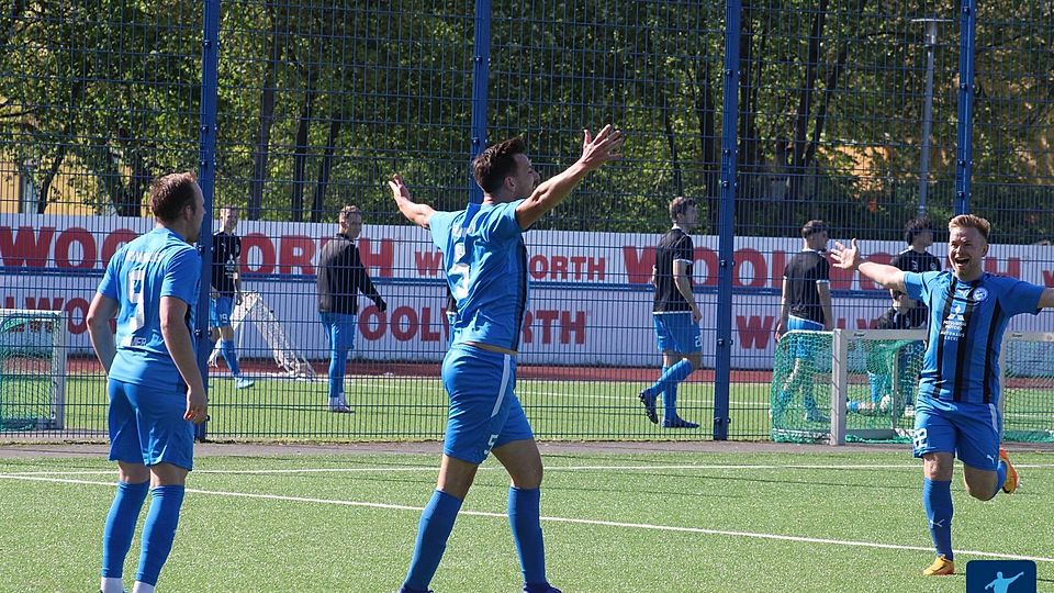 Die Stammelf rund um Spielertrainer Florian Gondrum (Mitte) bleibt fast zusammen.