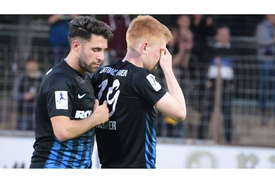 Niedergeschlagen: Muhamed Alawie (links) und Robin Garnier nach dem 0:0 gegen Hoffenheim II. Foto: Hans Krämer