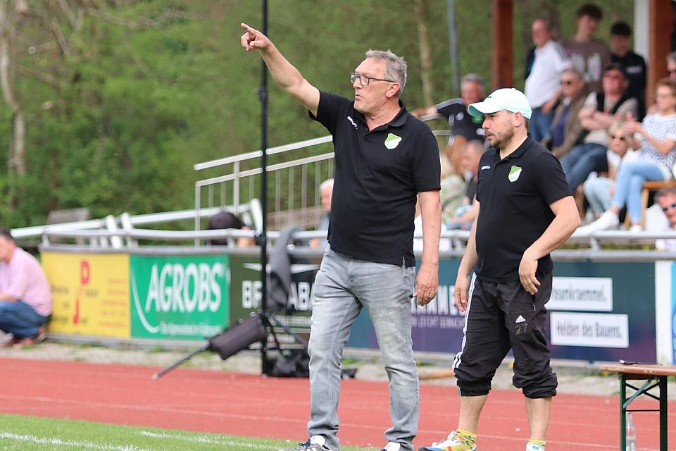 Reiner Leitl (li.) und sein Co-Trainer Manuel Kluge verlängern beim DJK Waldram, ihre direkte Art kommt gut an bei der Mannschaft.