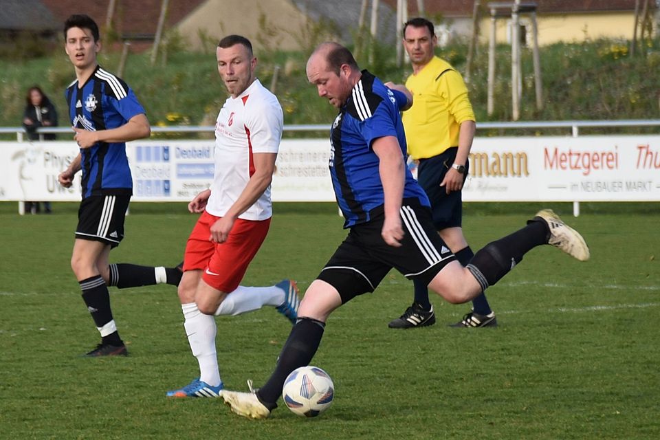 Feierten mit dem TSV Burgheim in Rennertshofen (Mitte Philipp Stadler) einen 2:1-Derbysieg: Michael Habermeyer (rechts) und Lukas Niemann (links). 